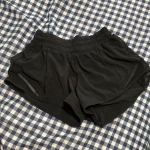 lululemon- like new 2.5 inch hotty hots LR